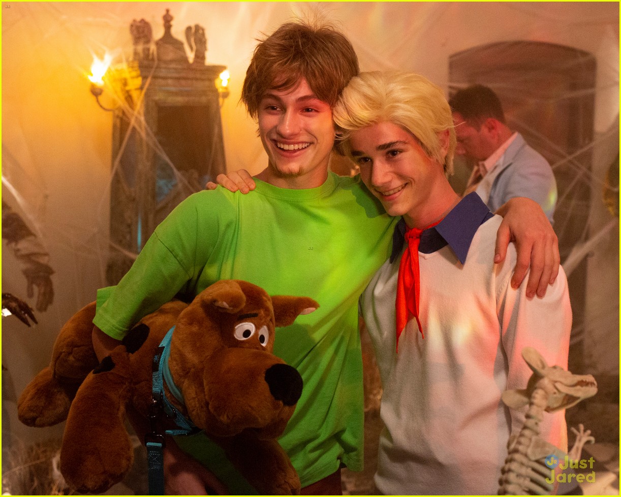amer housewife scooby doo costumes 11