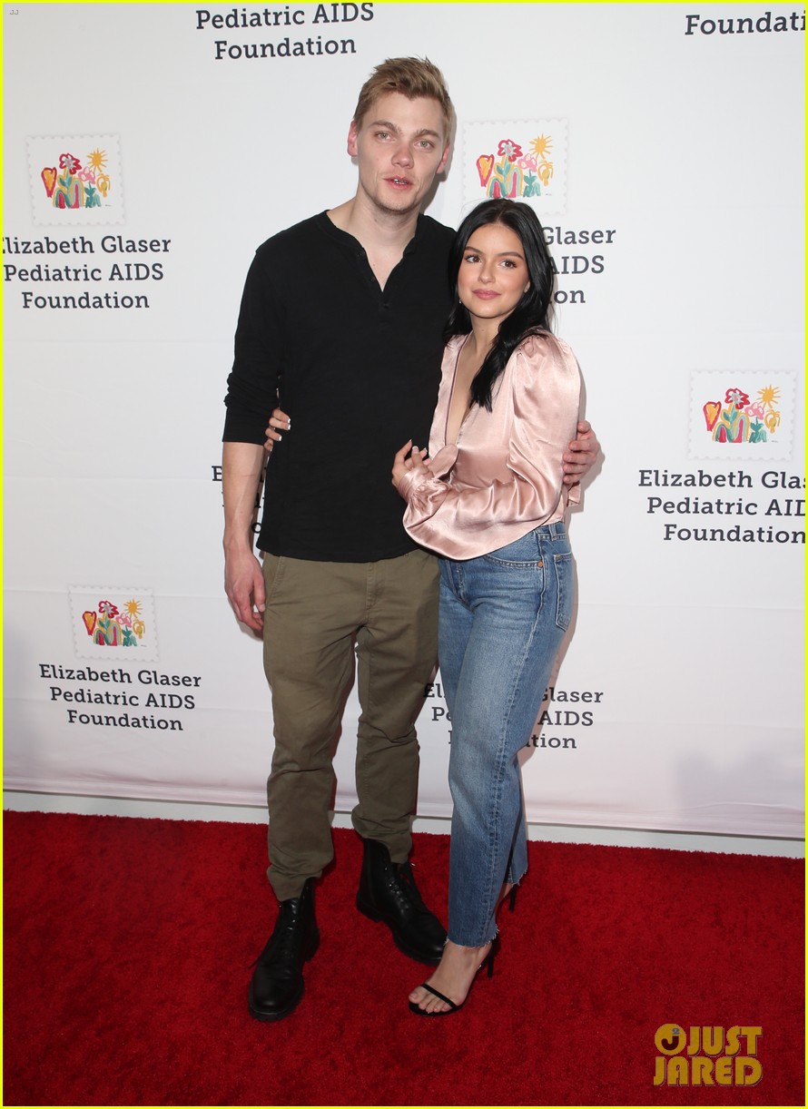 ariel winter levi meaden couple up for a time for heros festival 01