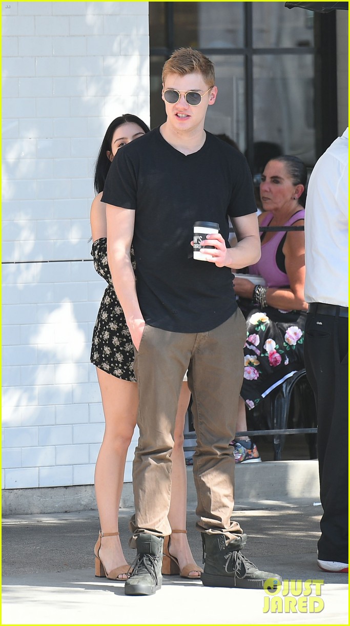 ariel winter grabs lunch with bf levi meaden 02