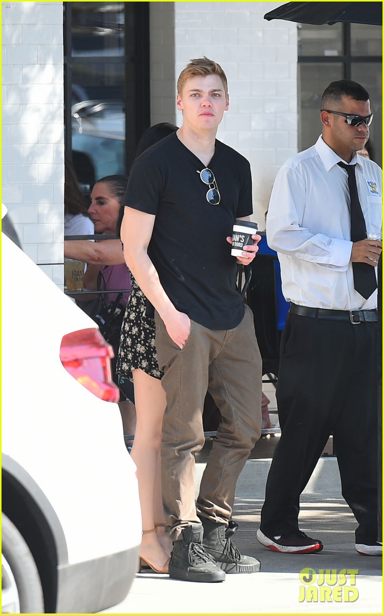 ariel winter grabs lunch with bf levi meaden 04