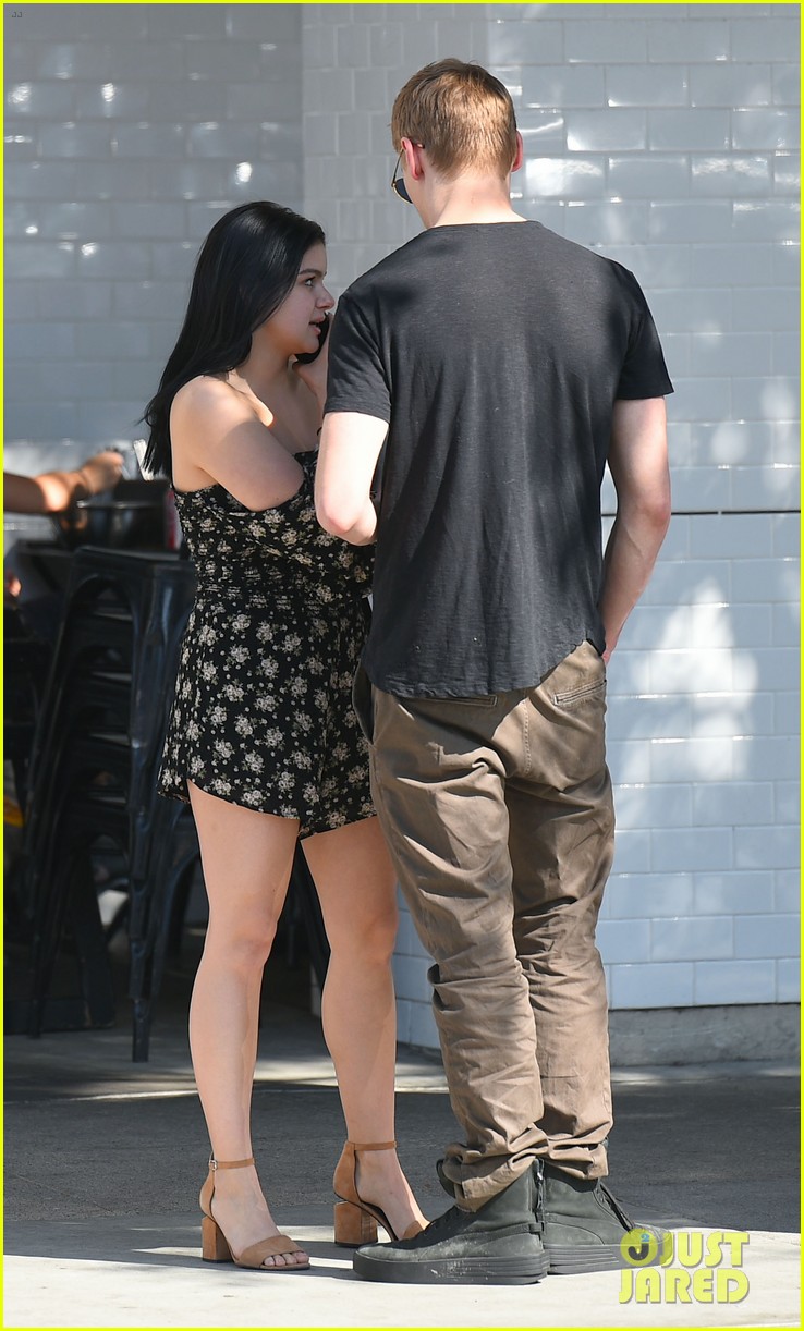 ariel winter grabs lunch with bf levi meaden 07