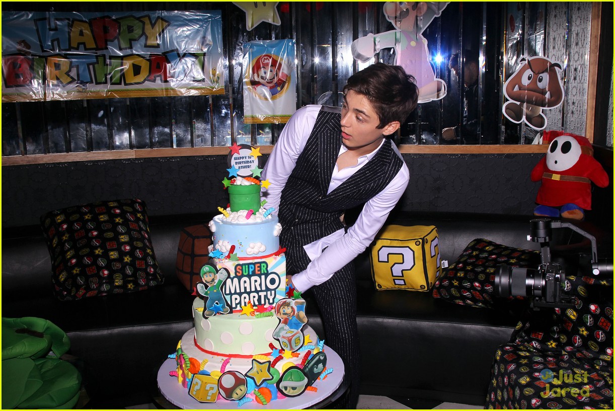 asher angel 16 bday nintendo party pics 13
