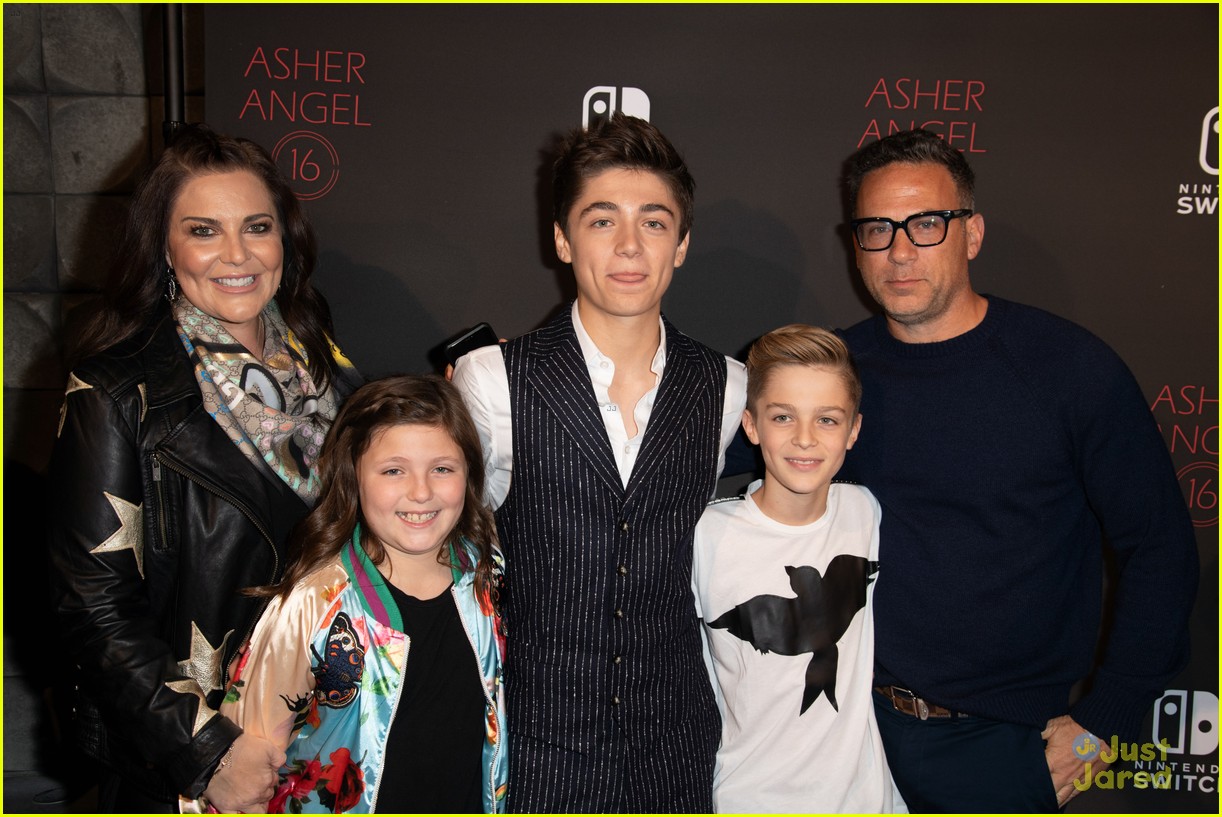 asher angel 16 bday nintendo party pics 47