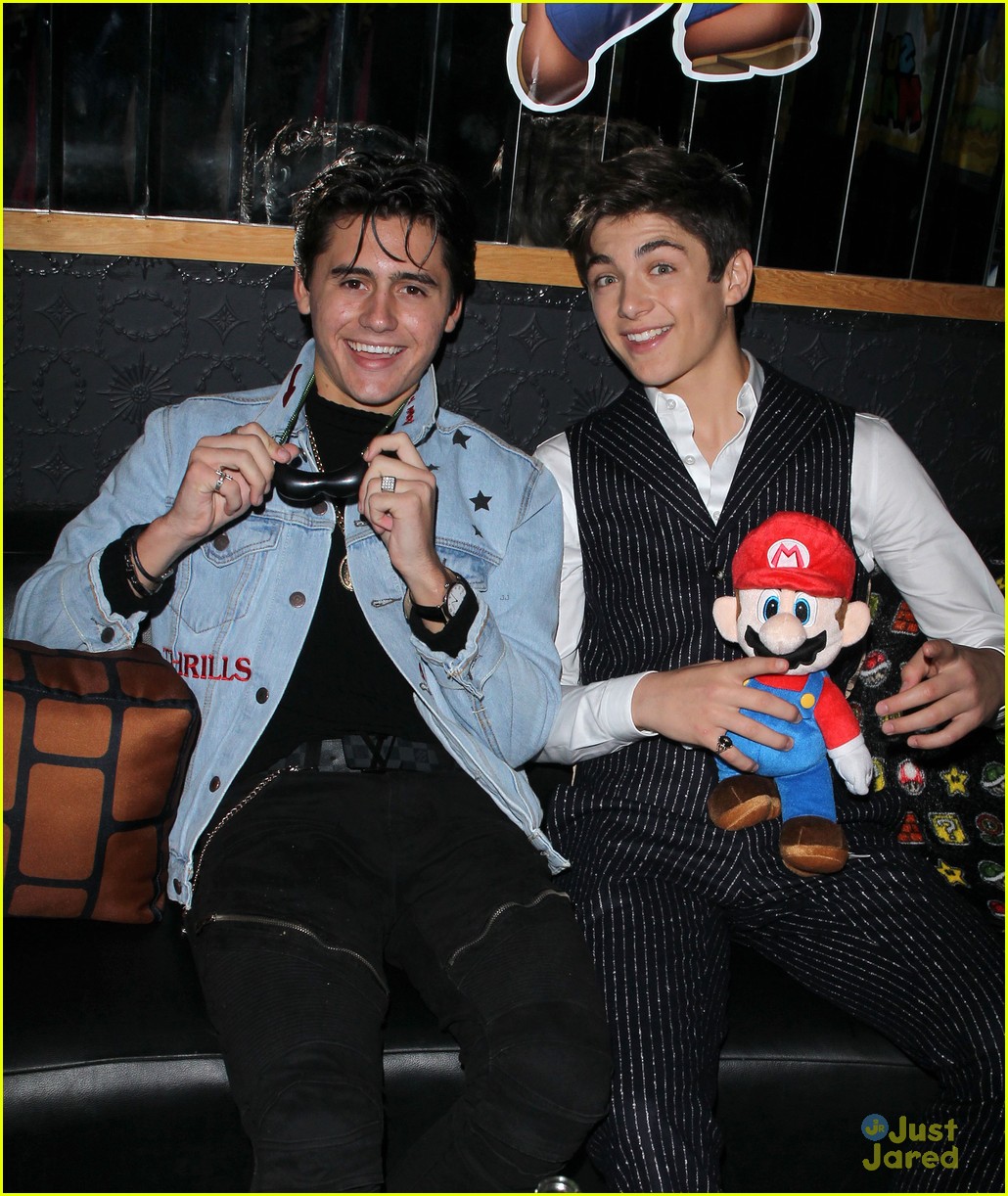 asher angel 16 bday nintendo party pics 86