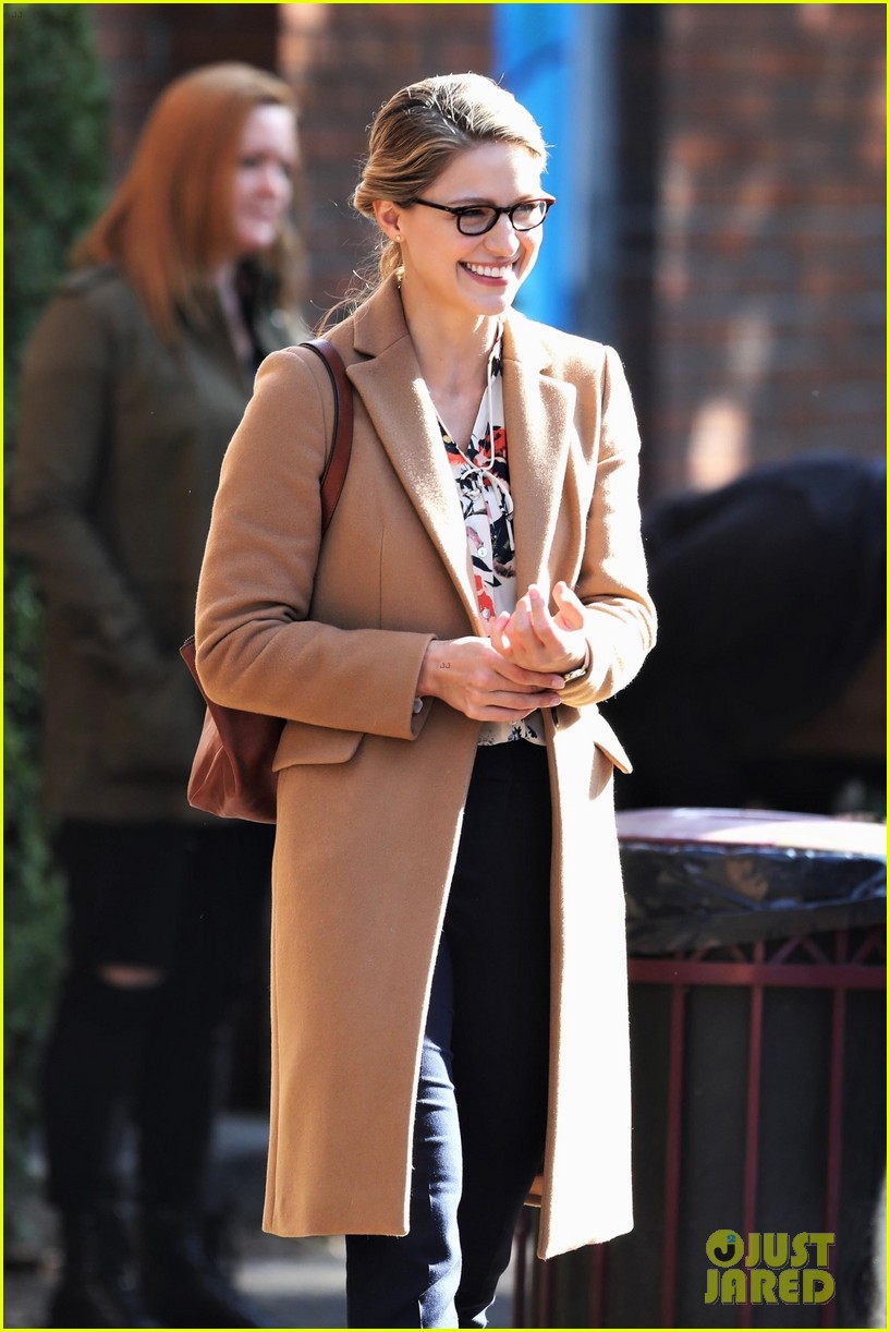 melissa benoist is all smiles on supergirl set in vanouver 01