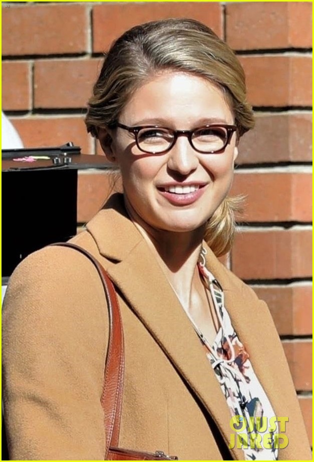 melissa benoist is all smiles on supergirl set in vanouver 02