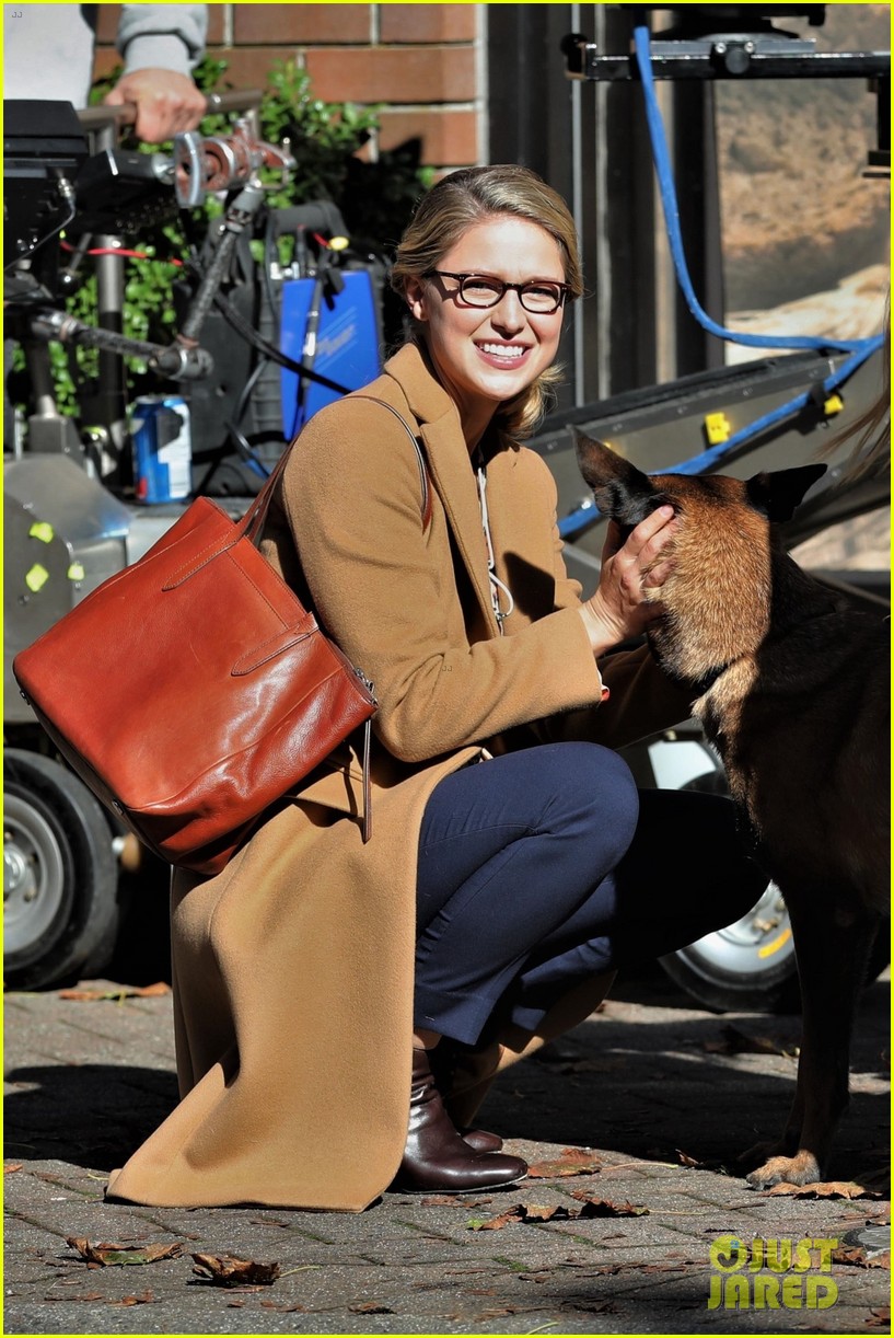melissa benoist is all smiles on supergirl set in vanouver 03