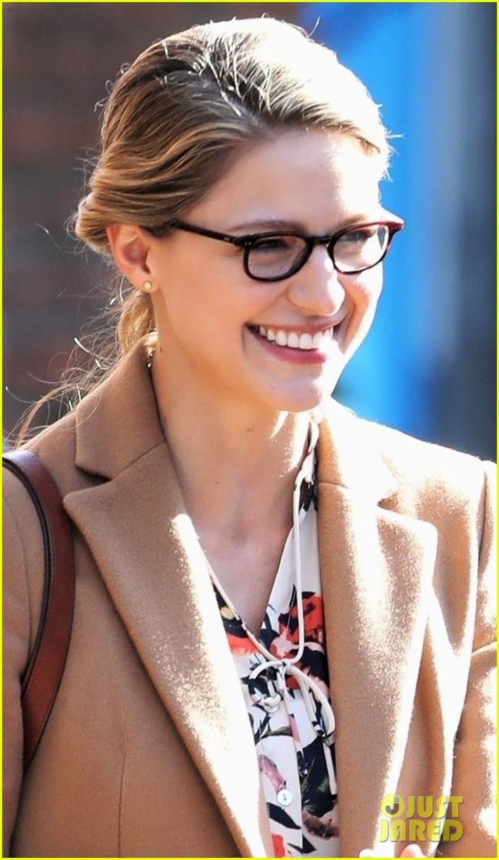 melissa benoist is all smiles on supergirl set in vanouver 04