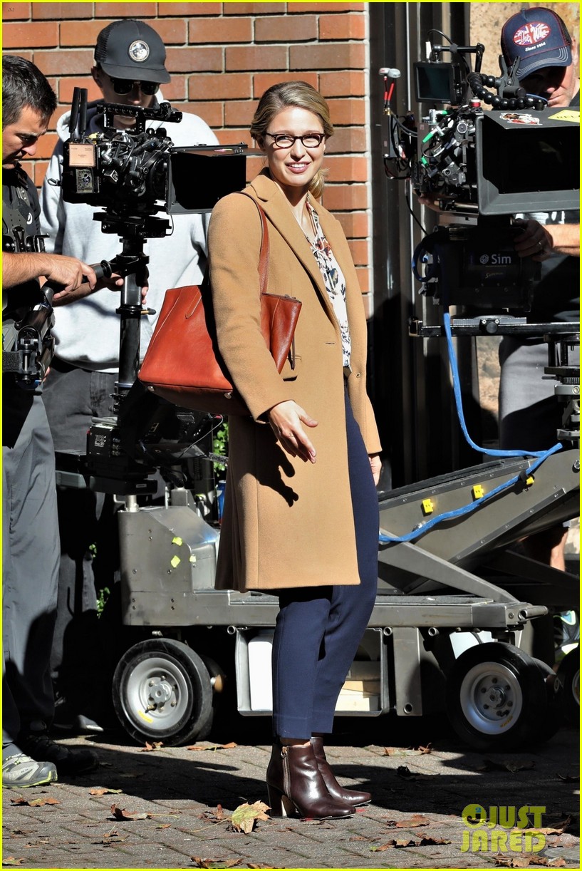 melissa benoist is all smiles on supergirl set in vanouver 05