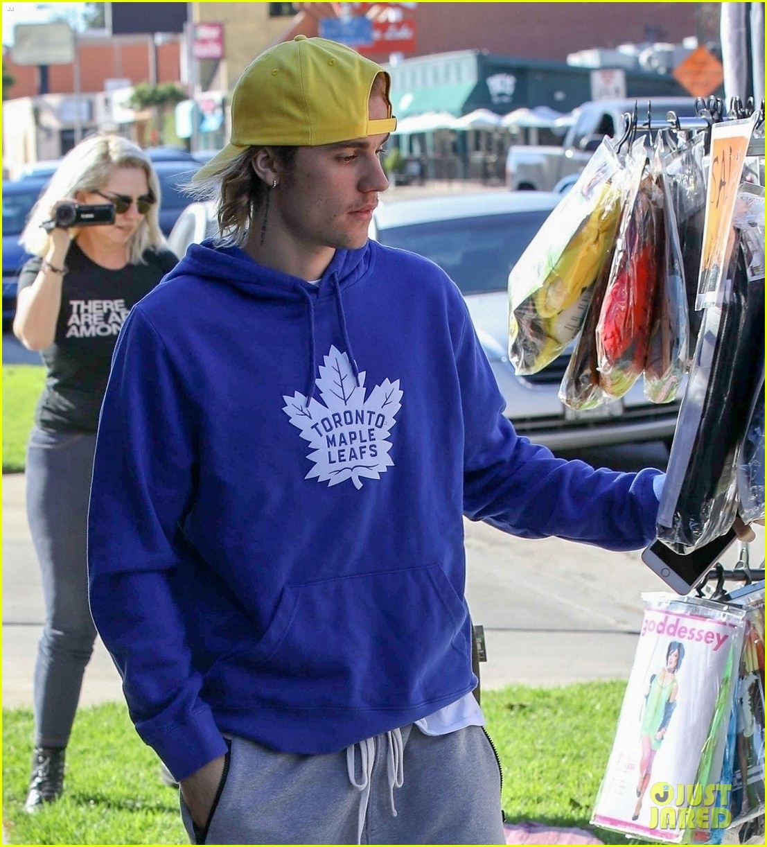 justin bieber goes shopping for halloween costumes 08