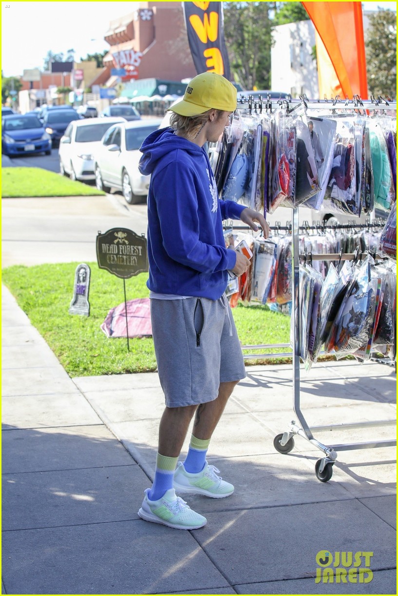 justin bieber goes shopping for halloween costumes 09