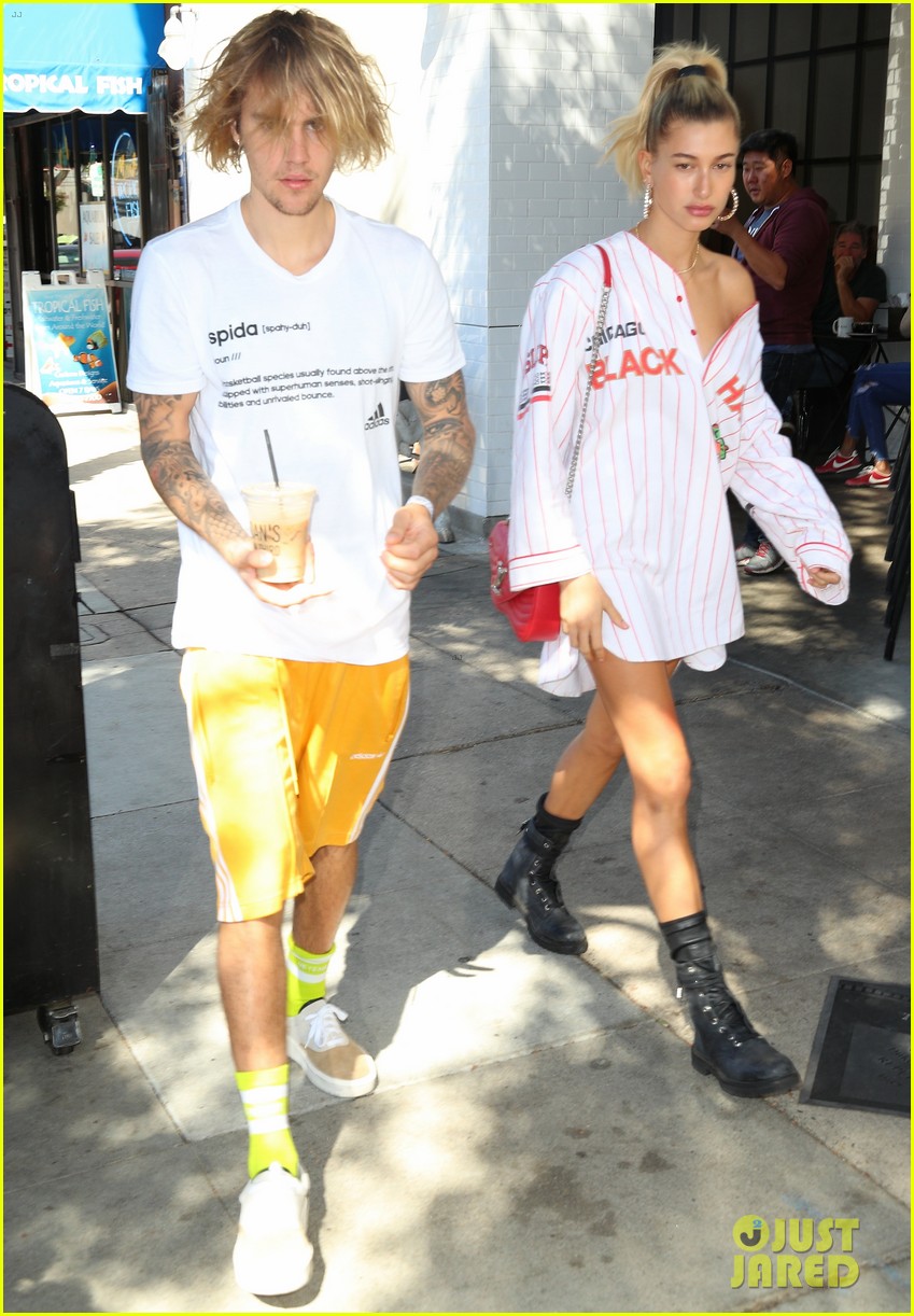 justin bieber hangs out with hailey baldwin after spending afternoon with pastor01