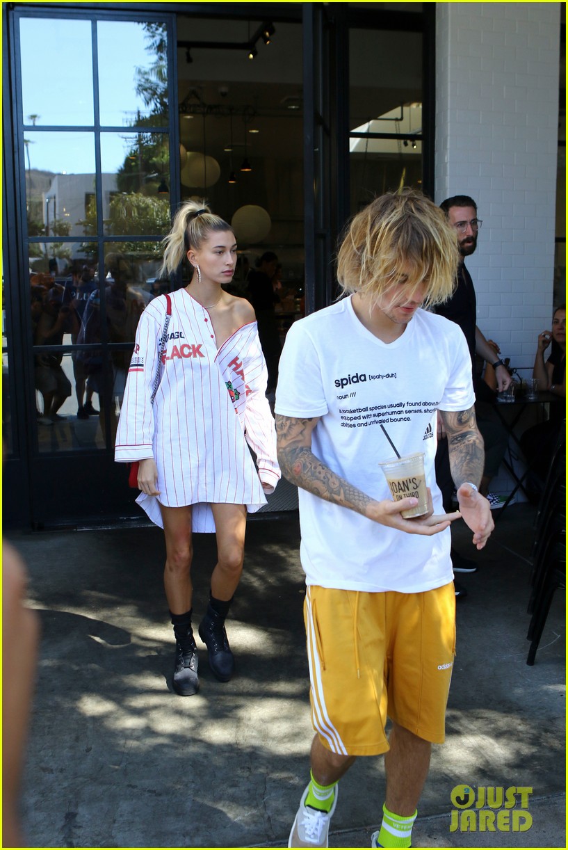 justin bieber hangs out with hailey baldwin after spending afternoon with pastor02
