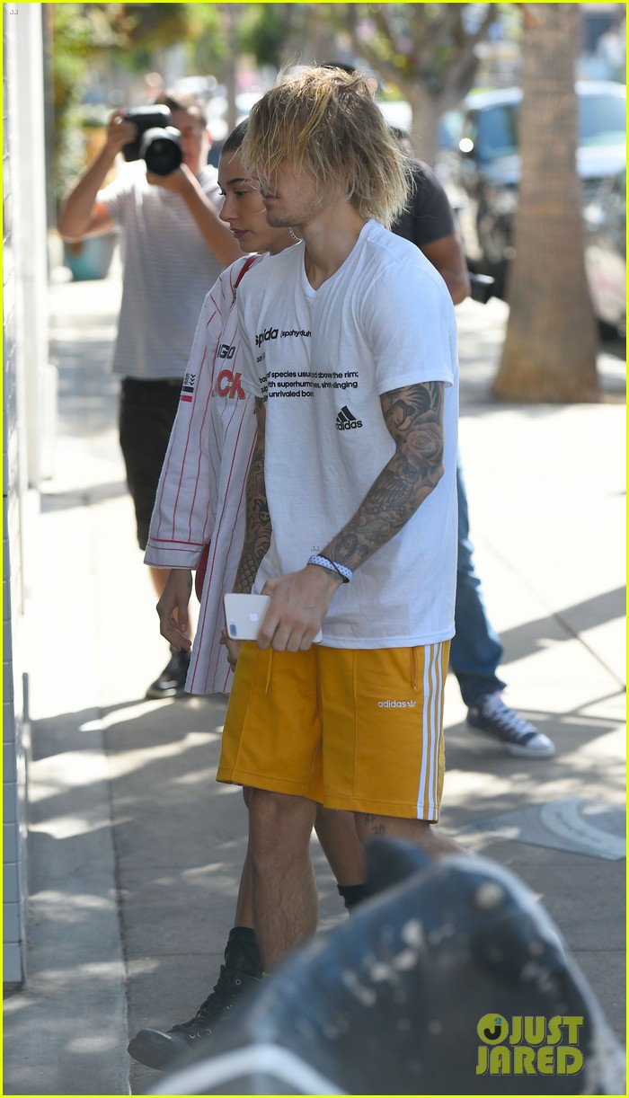 justin bieber hangs out with hailey baldwin after spending afternoon with pastor04