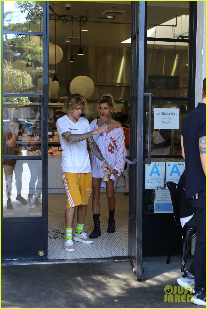 justin bieber hangs out with hailey baldwin after spending afternoon with pastor07