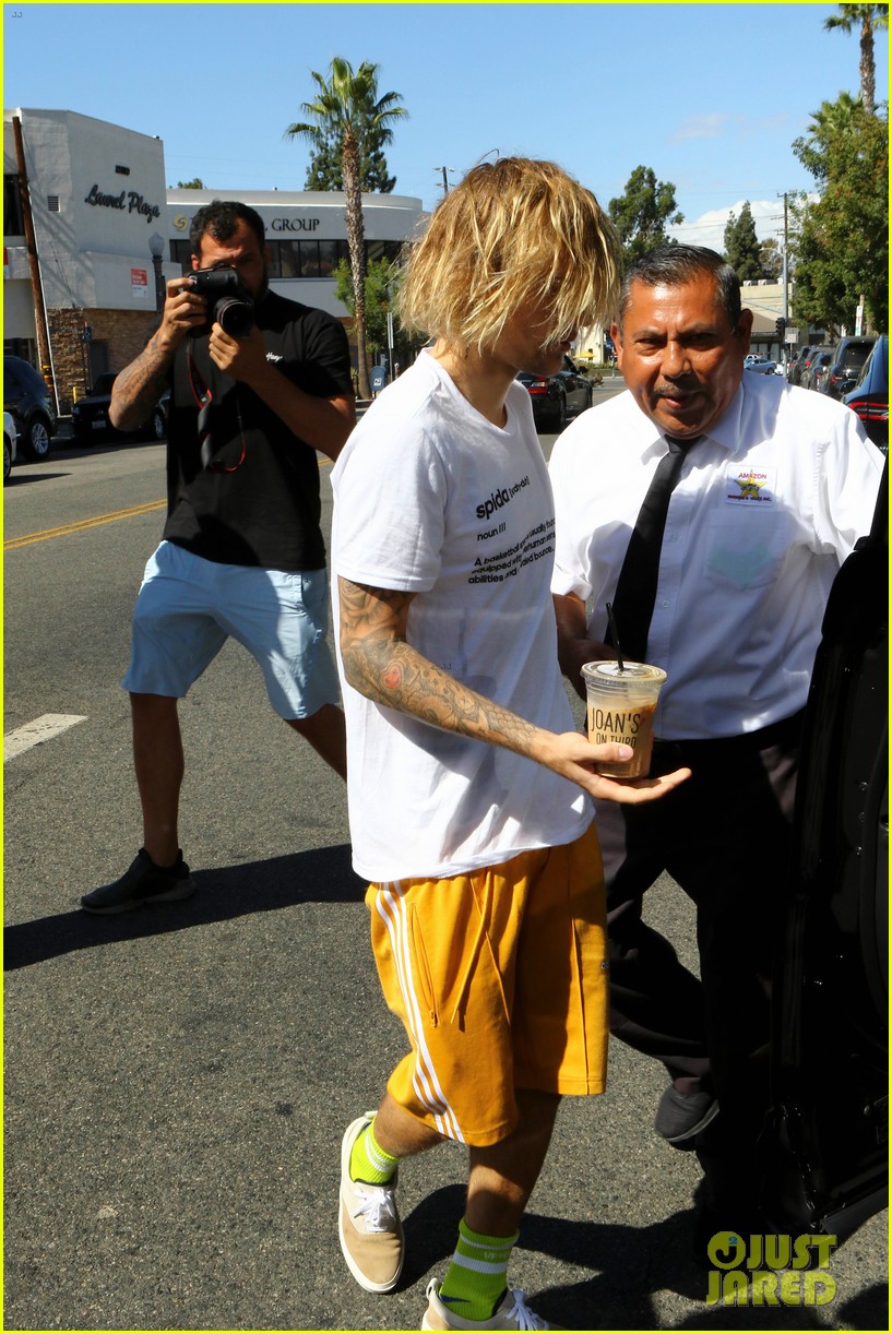 justin bieber hangs out with hailey baldwin after spending afternoon with pastor08
