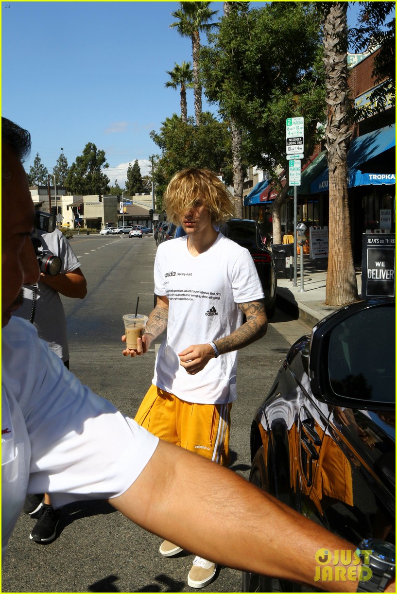 justin bieber hangs out with hailey baldwin after spending afternoon with pastor09