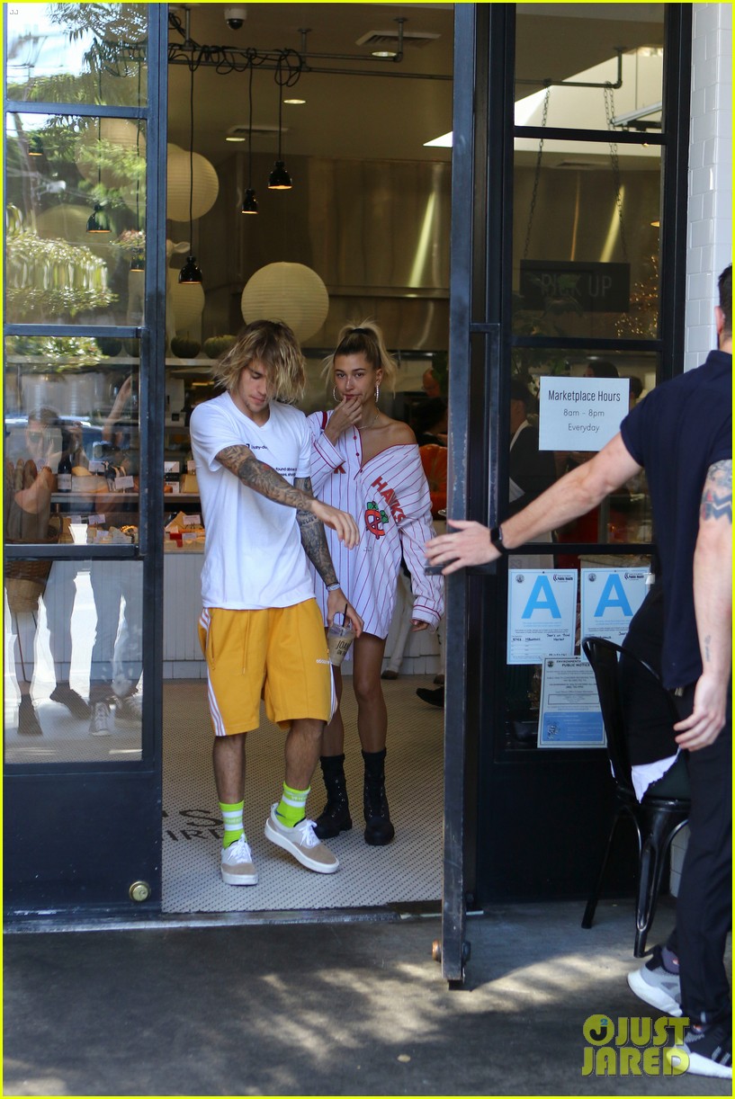 justin bieber hangs out with hailey baldwin after spending afternoon with pastor11
