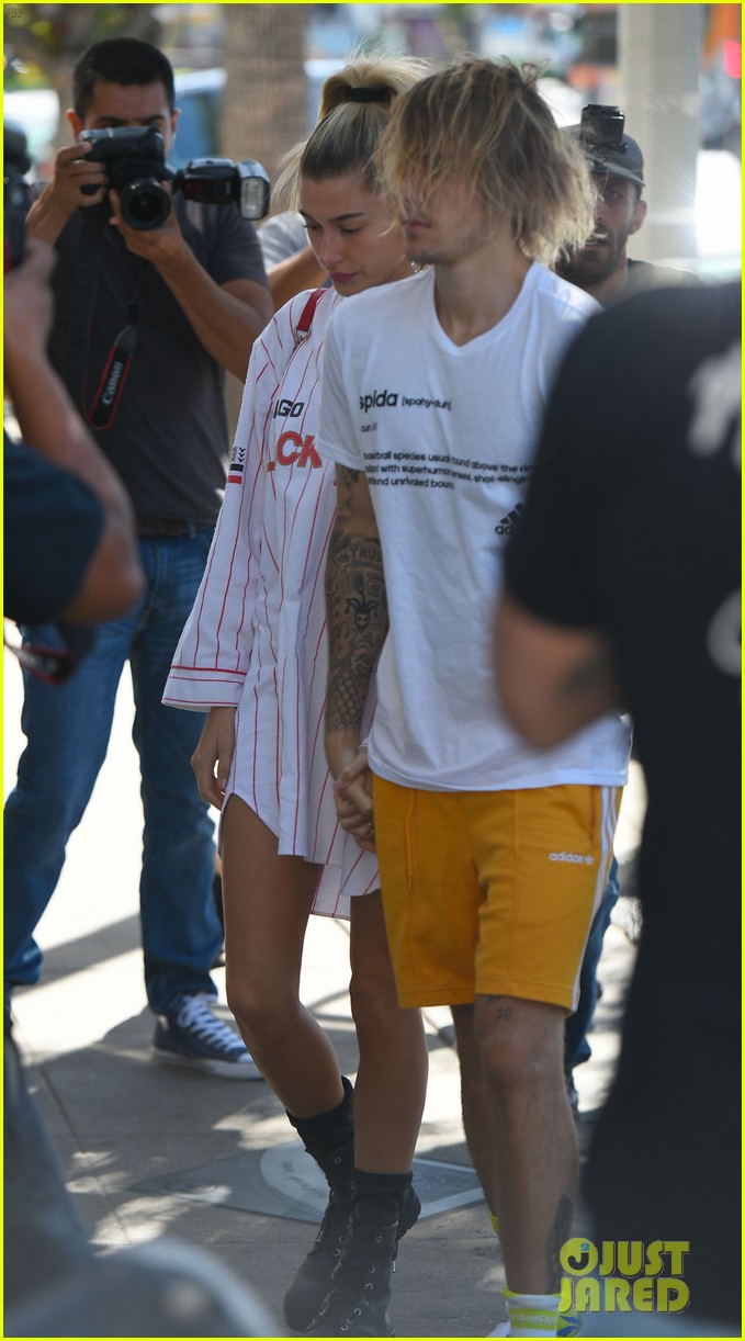 justin bieber hangs out with hailey baldwin after spending afternoon with pastor12