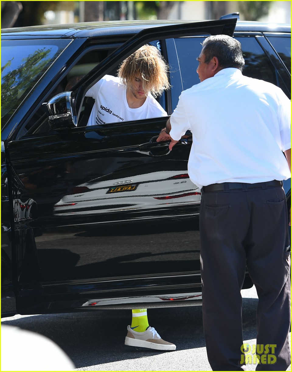 justin bieber hangs out with hailey baldwin after spending afternoon with pastor16