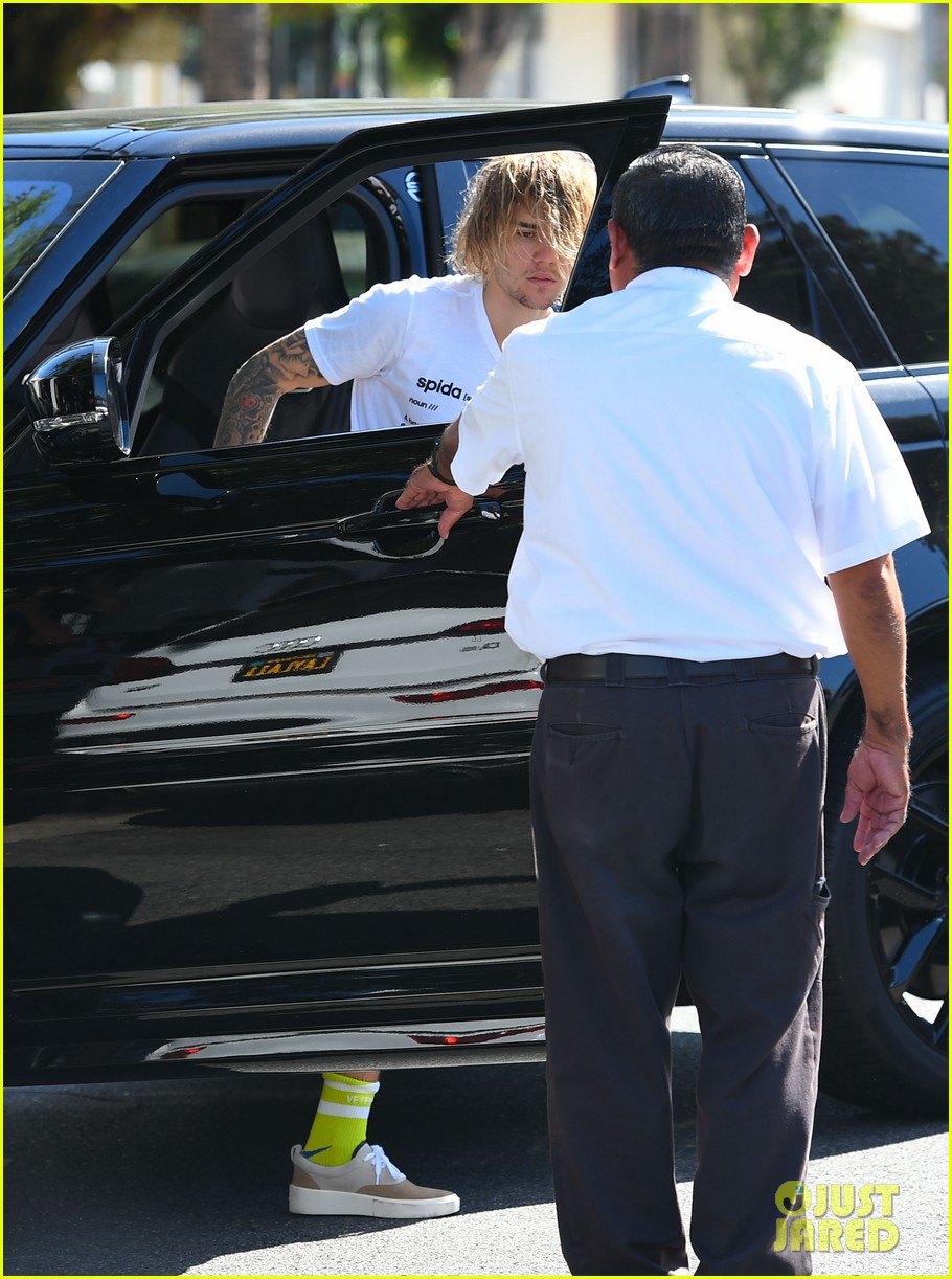 justin bieber hangs out with hailey baldwin after spending afternoon with pastor17