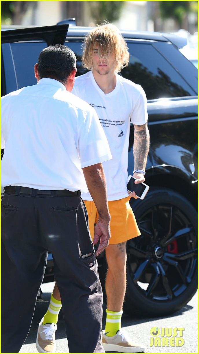 justin bieber hangs out with hailey baldwin after spending afternoon with pastor18