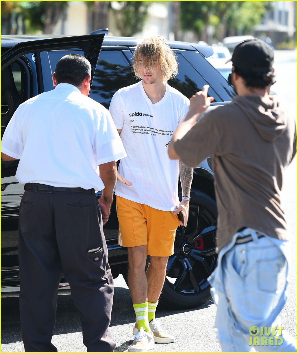 justin bieber hangs out with hailey baldwin after spending afternoon with pastor19