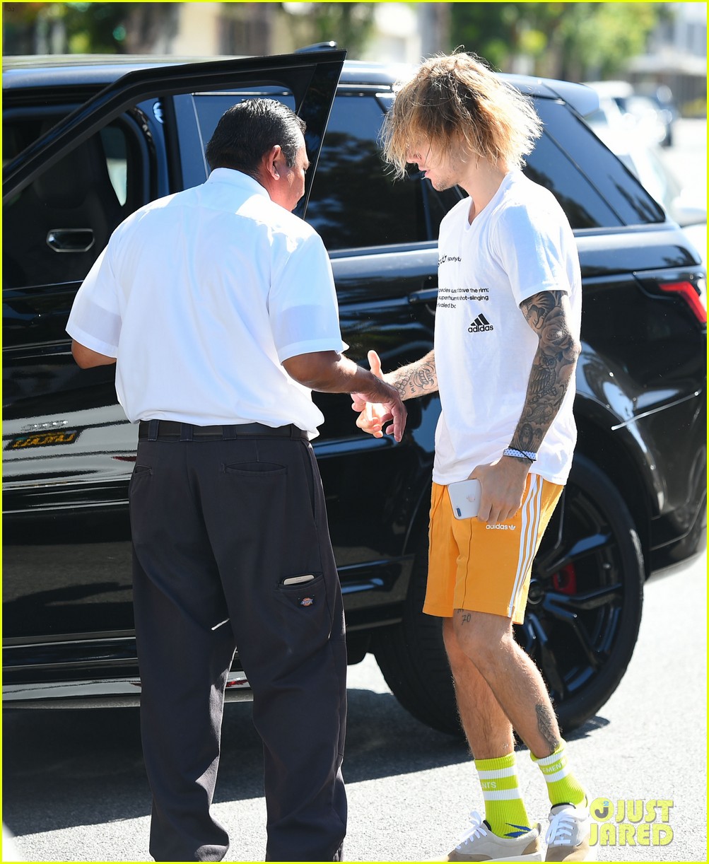 justin bieber hangs out with hailey baldwin after spending afternoon with pastor20