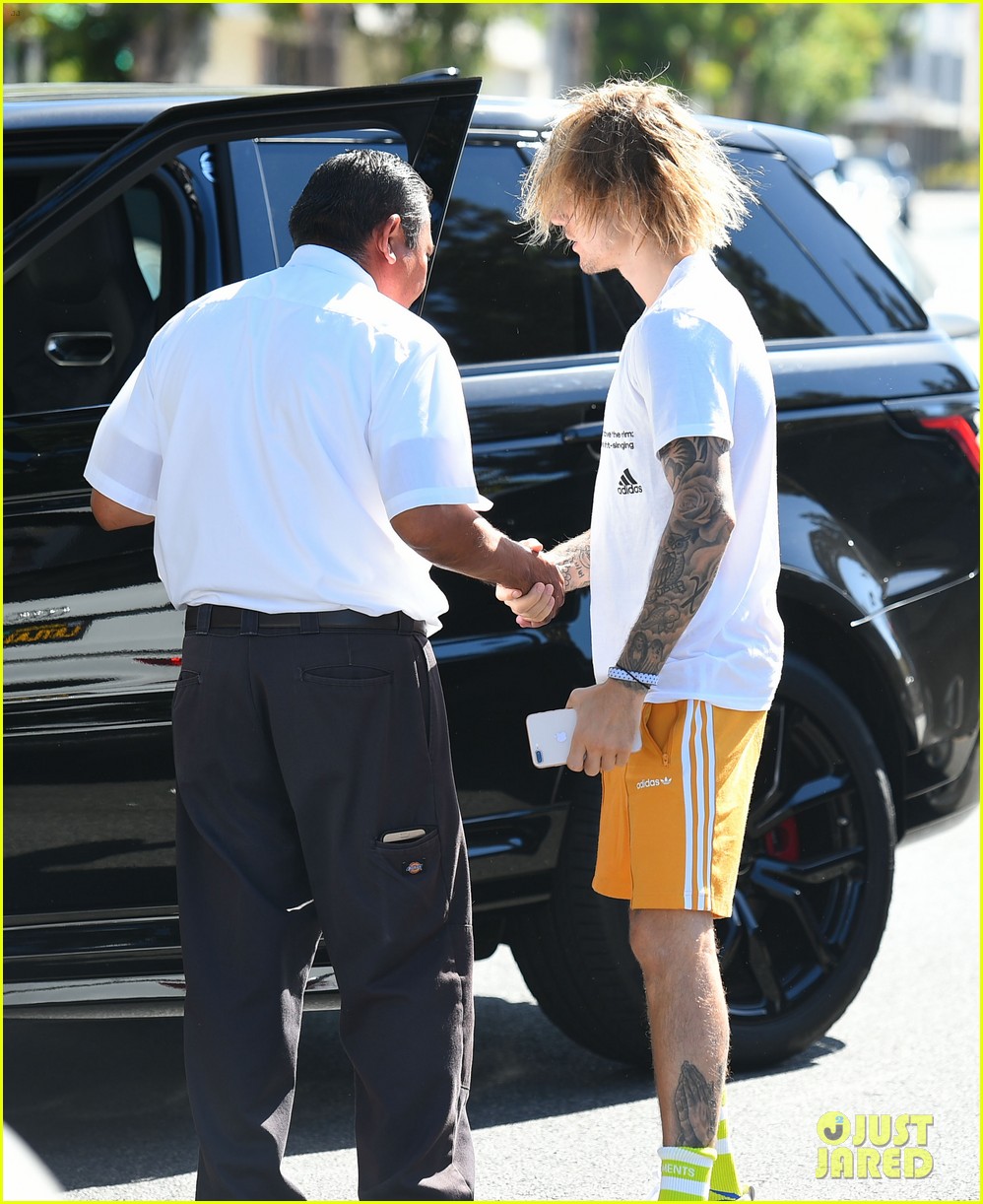 justin bieber hangs out with hailey baldwin after spending afternoon with pastor21