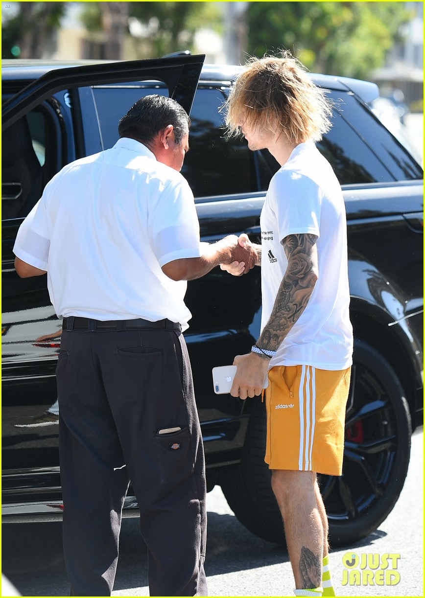 justin bieber hangs out with hailey baldwin after spending afternoon with pastor22