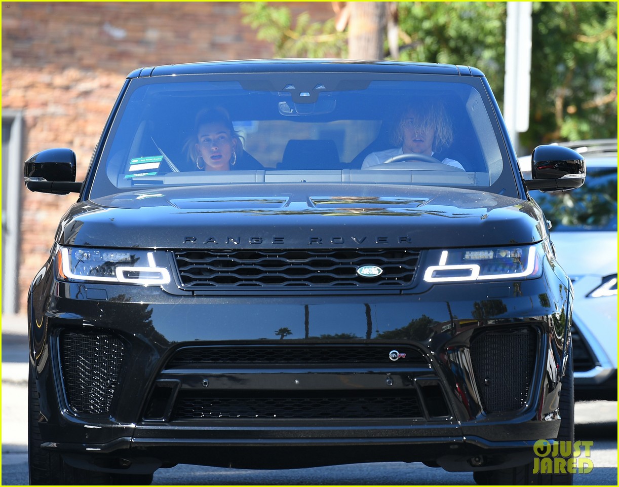justin bieber hangs out with hailey baldwin after spending afternoon with pastor28