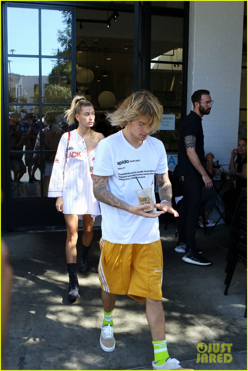 justin bieber hangs out with hailey baldwin after spending afternoon with pastor29