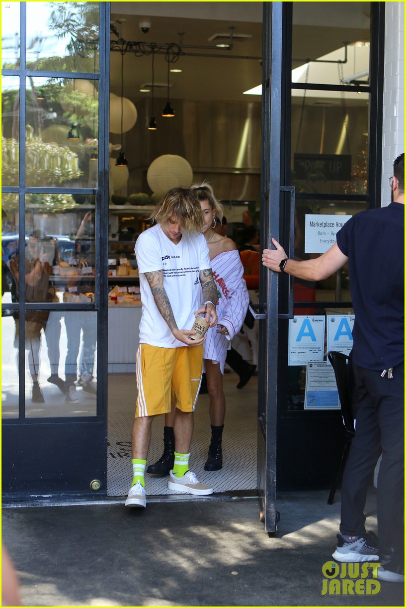 justin bieber hangs out with hailey baldwin after spending afternoon with pastor32