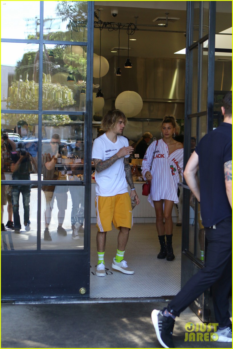 justin bieber hangs out with hailey baldwin after spending afternoon with pastor35