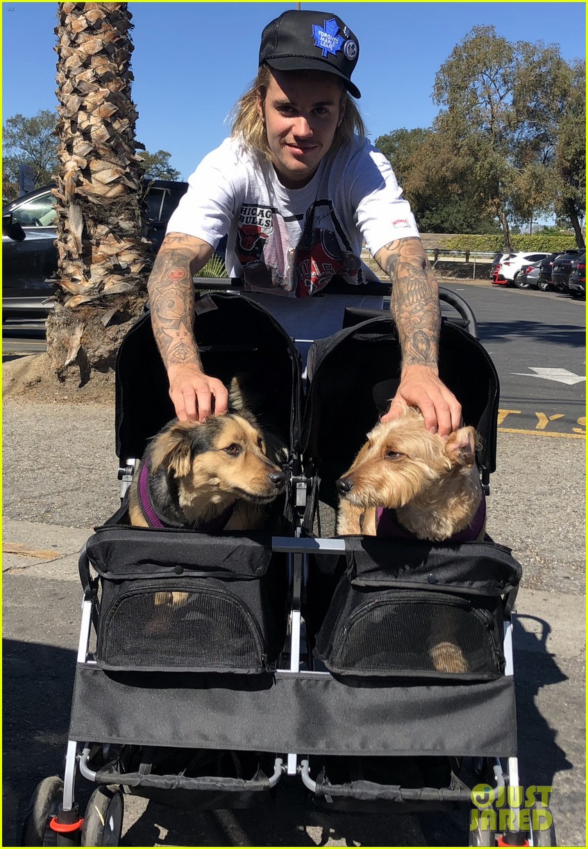 justin bieber poses with two dogs in a stroller before soccer game02