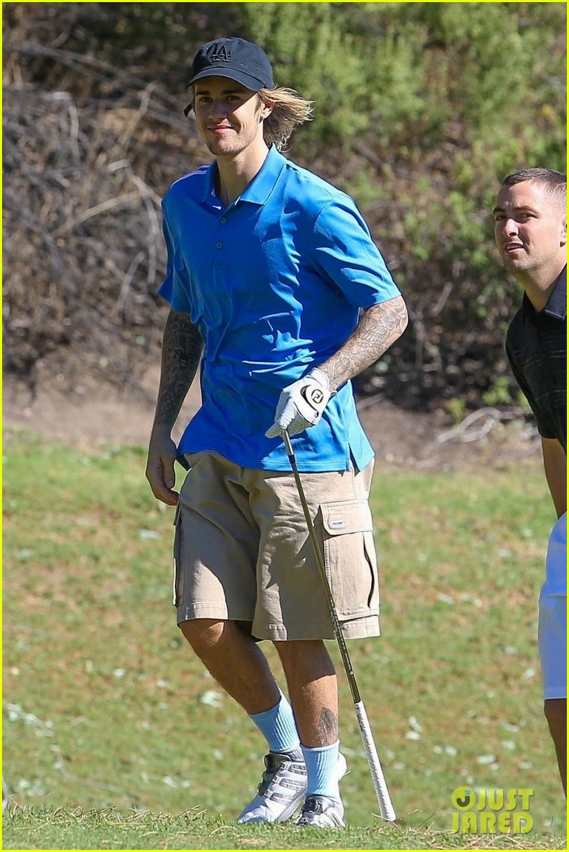 justin bieber spends the afternoon on the golf course 03