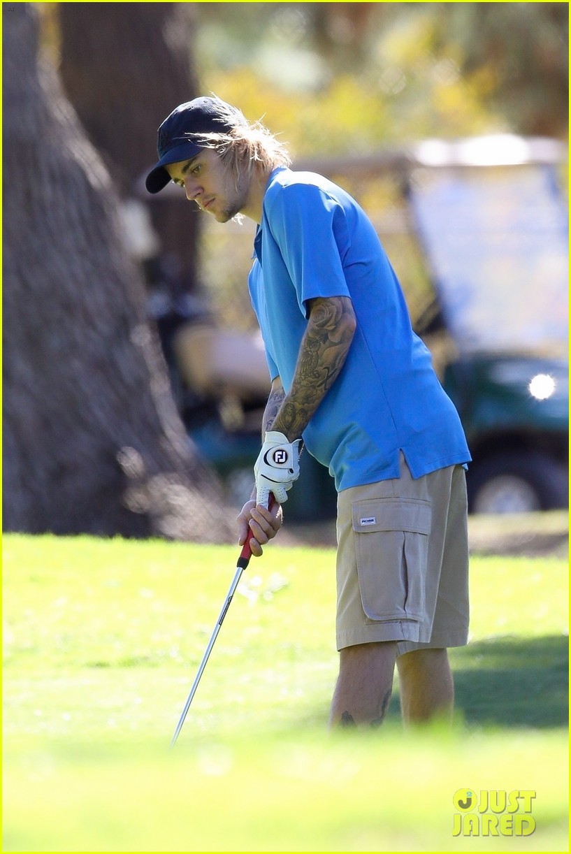 justin bieber spends the afternoon on the golf course 04