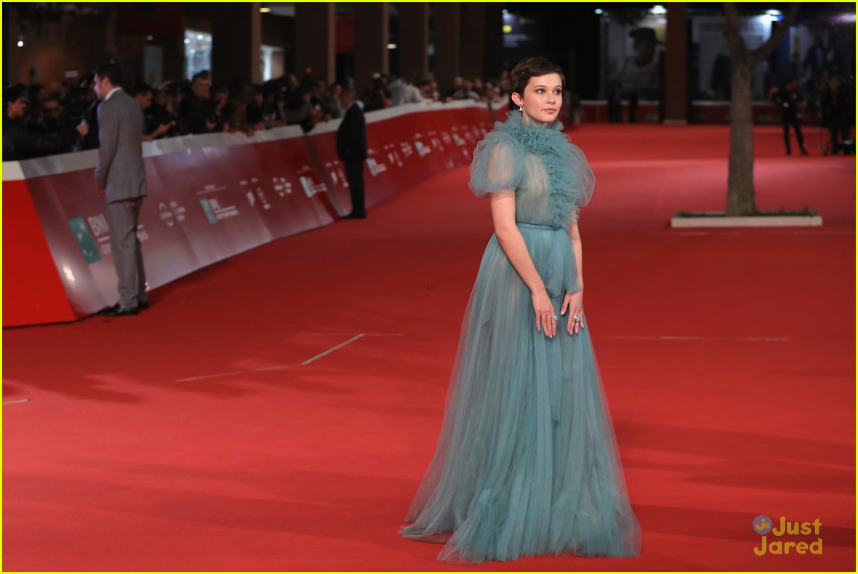 cailee spaeny blue valentino gown rome 06