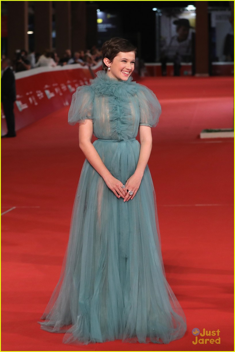 cailee spaeny blue valentino gown rome 08