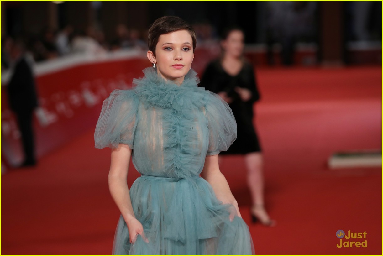 cailee spaeny blue valentino gown rome 09