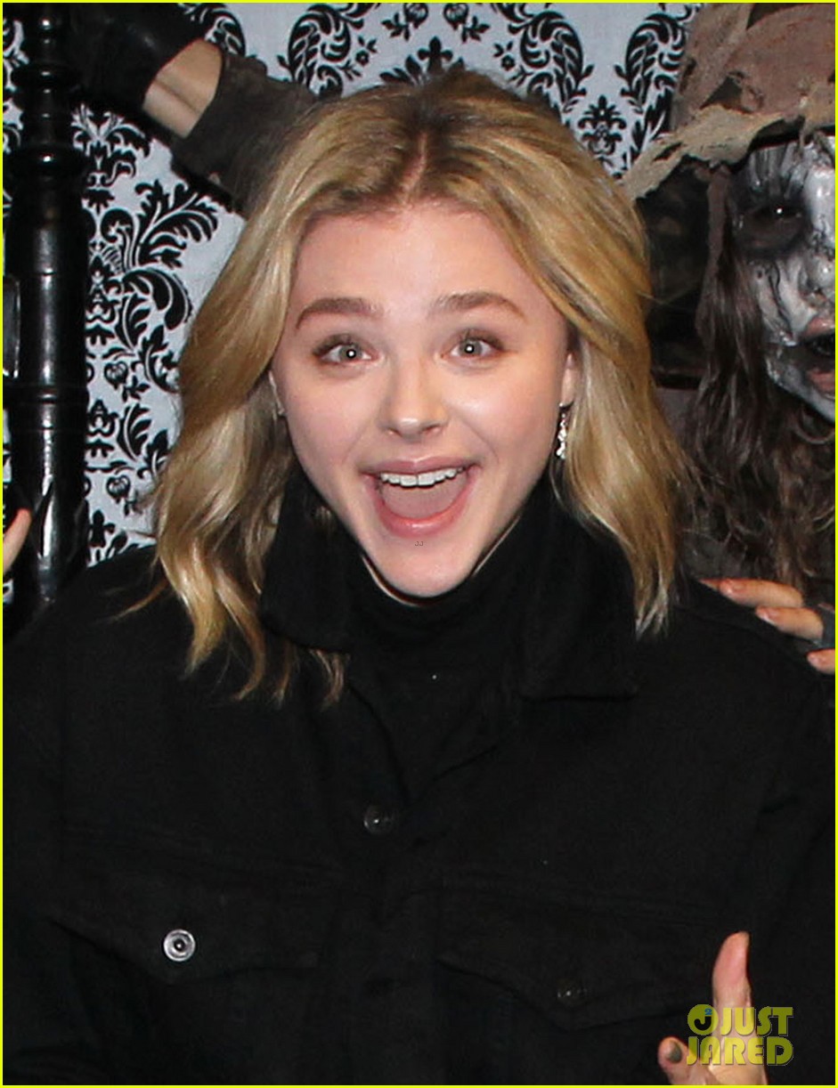 chloe moretz kaitlyn dever get scared at knotts scary farm 04