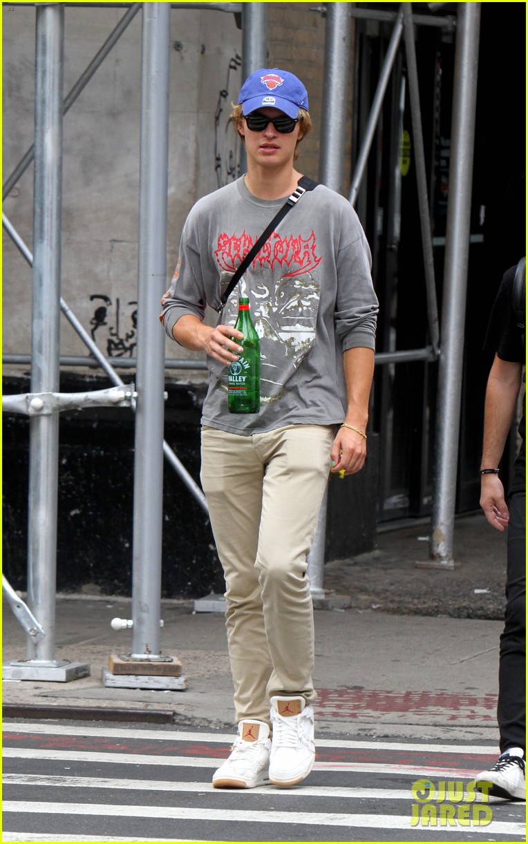 ansel elgort grabs lunch with a friend at bar pitti in nyc04