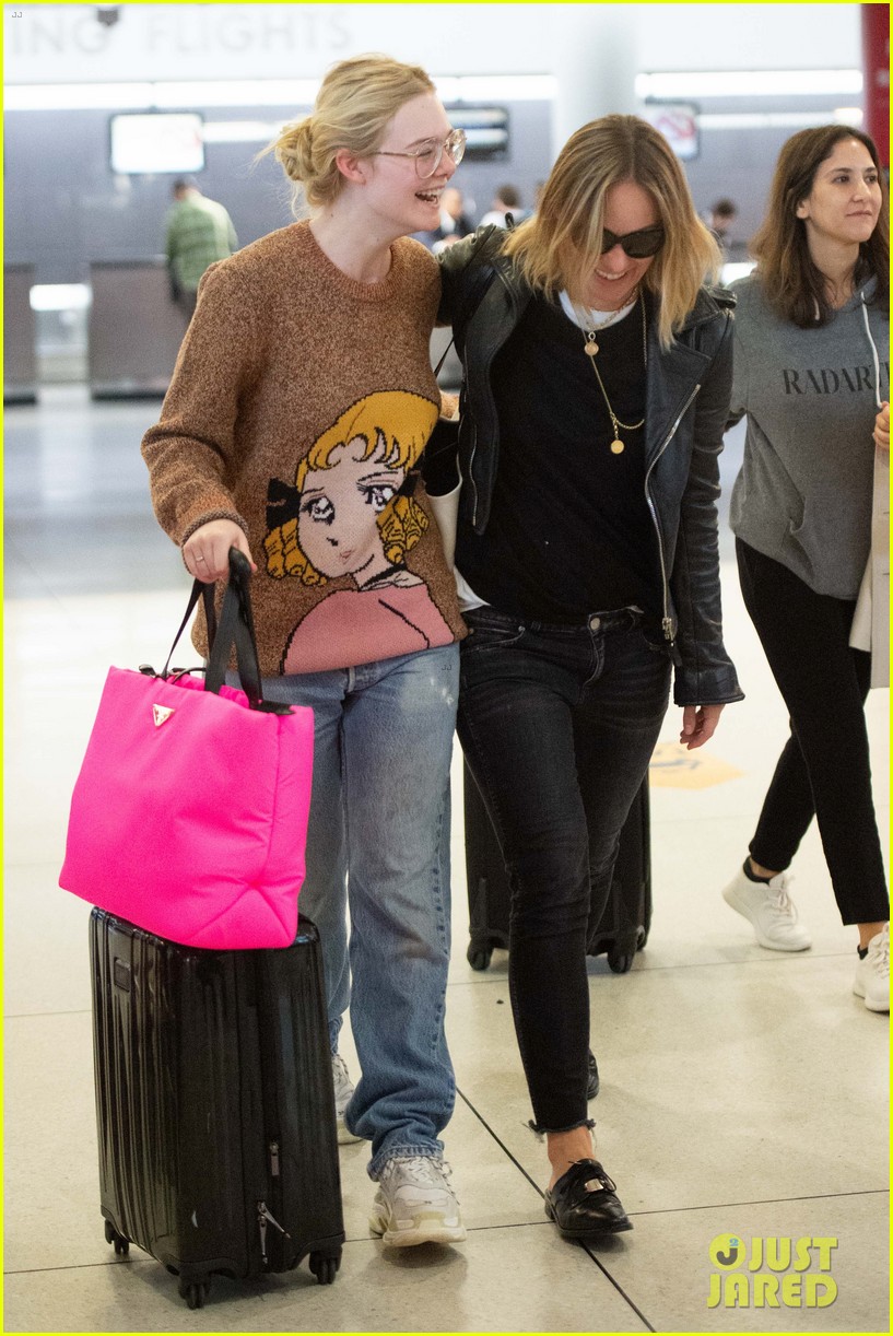 elle fanning and olivia wilde share a laugh at jfk airport with jason sudeikis01