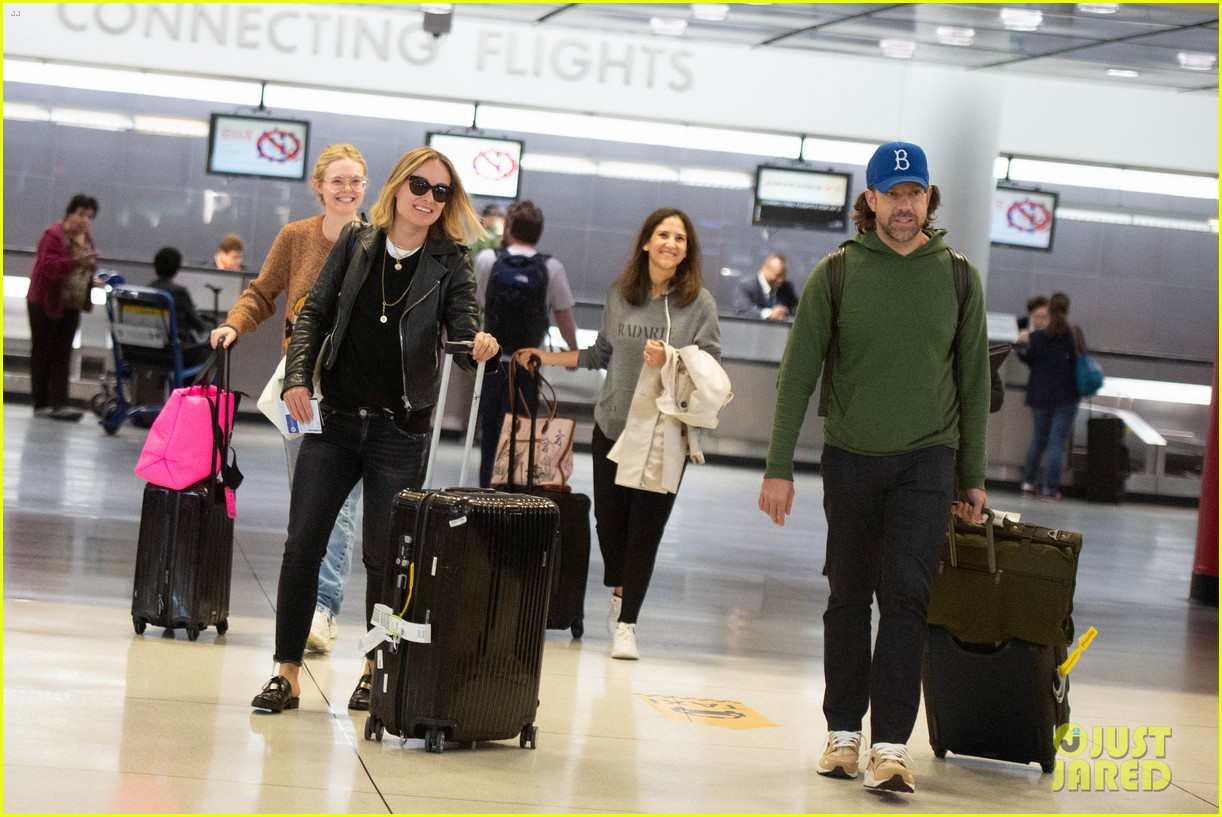 elle fanning and olivia wilde share a laugh at jfk airport with jason sudeikis02