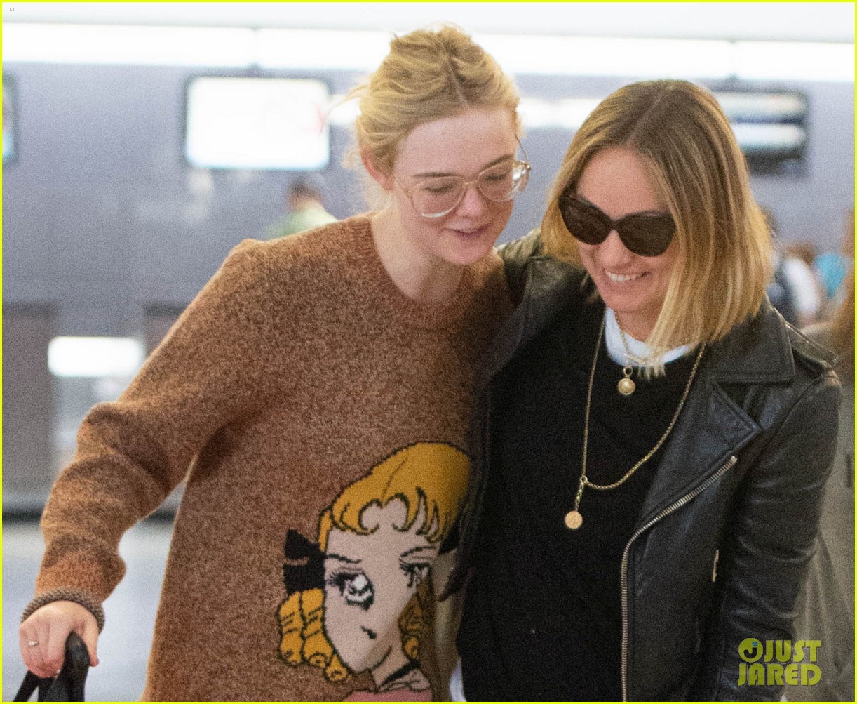 elle fanning and olivia wilde share a laugh at jfk airport with jason sudeikis03