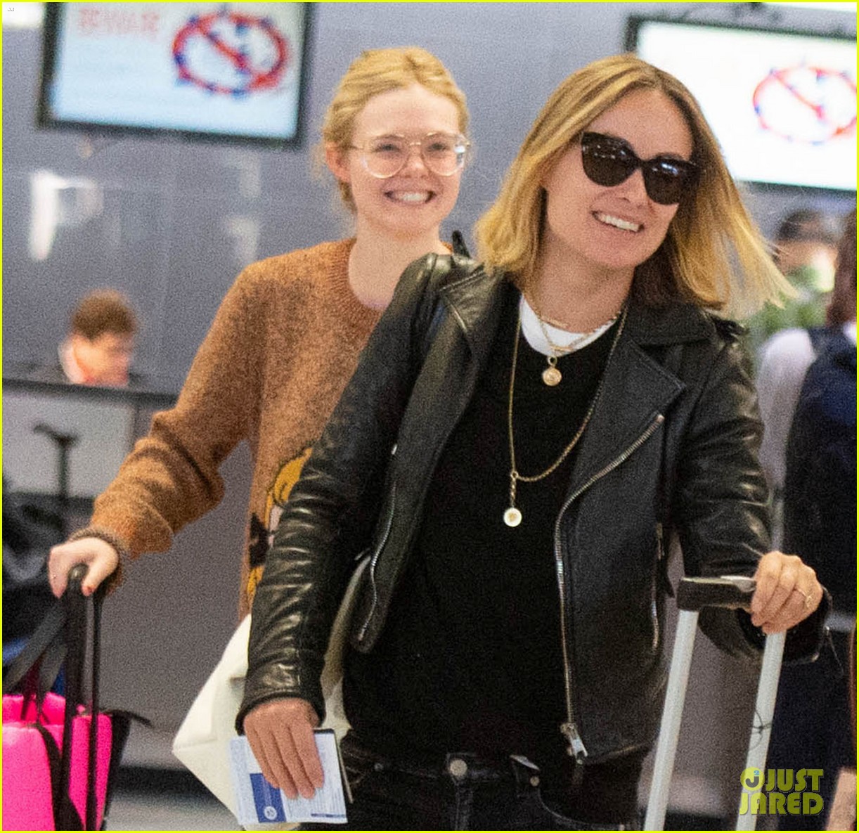 elle fanning and olivia wilde share a laugh at jfk airport with jason sudeikis05