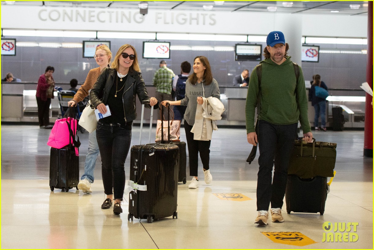 elle fanning and olivia wilde share a laugh at jfk airport with jason sudeikis09