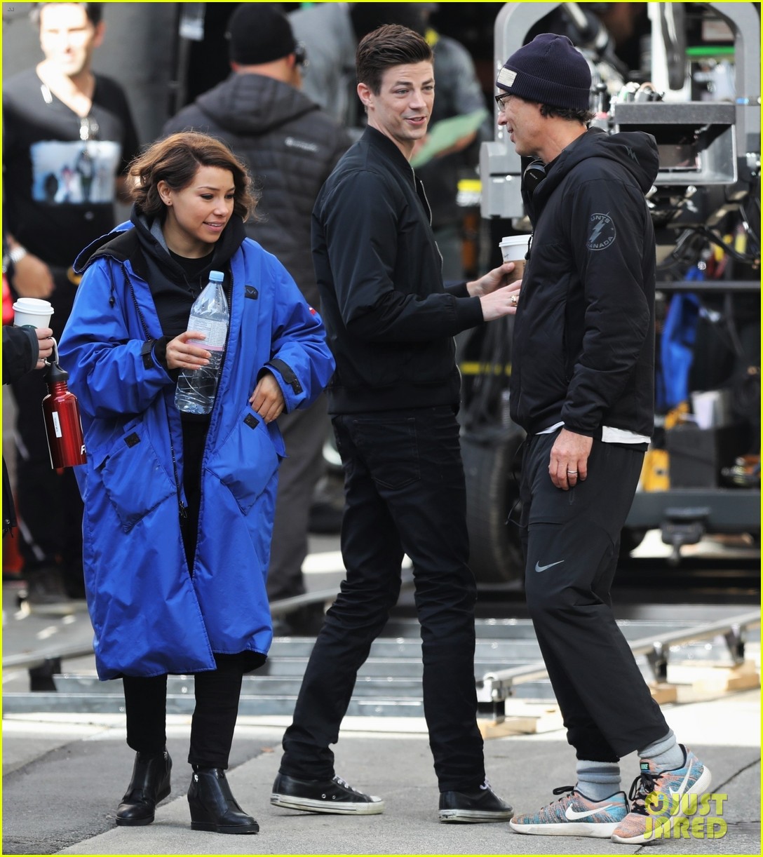 grant gustin jessica parker kennedy flash filming 01