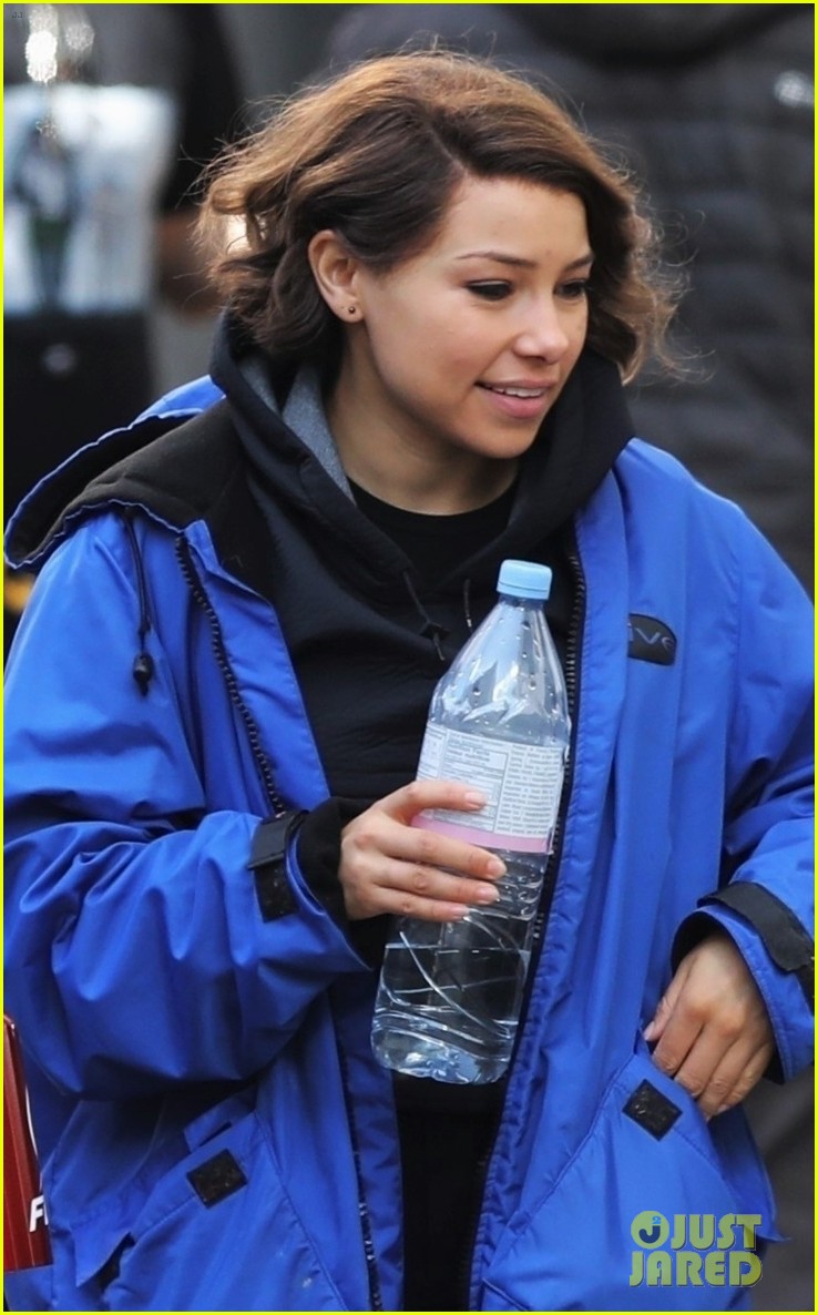 grant gustin jessica parker kennedy flash filming 04