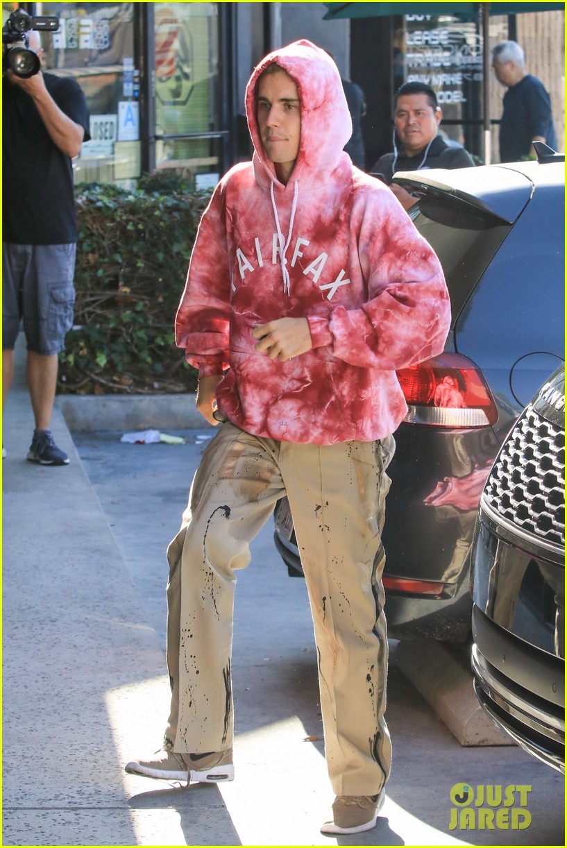 hailey baldwin goes makeup free for lunch with justin bieber 03